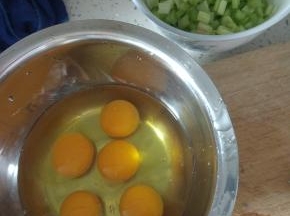 芹菜切细末，加入适量的盐