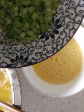 蛋液过筛导入耐热的小碗内，加入芹菜末