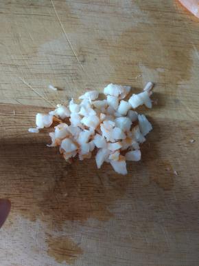 虾肉切碎备用
