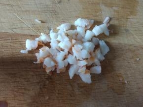 虾肉切碎备用