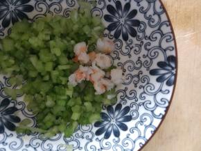 芹菜和虾肉混合