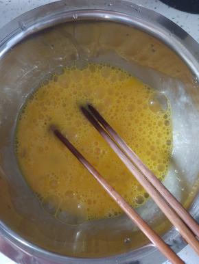 鸡蛋打散，过筛导入耐热容器内，加入芹菜和虾肉