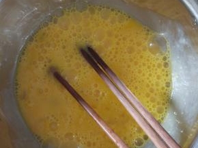 鸡蛋打散，过筛导入耐热容器内，加入芹菜和虾肉