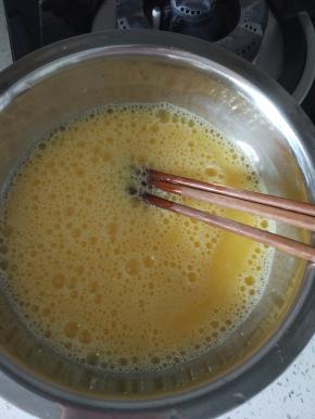 打散加入适量的清水