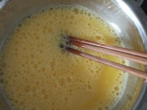打散加入适量的清水
