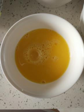 鸡蛋过筛入耐热容器，加入适量的耗油
