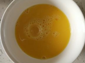 鸡蛋过筛入耐热容器，加入适量的耗油