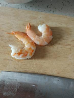 虾煮熟，取虾肉