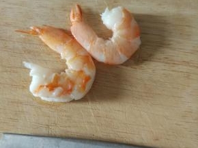 虾煮熟，取虾肉