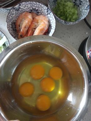 鸡蛋放入打蛋盆，打散加入适量的清水