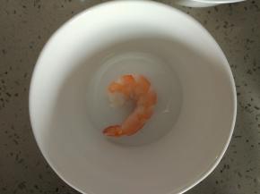 碗底放入一只虾