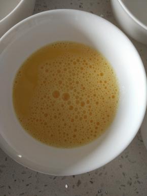 倒入适量的蛋液