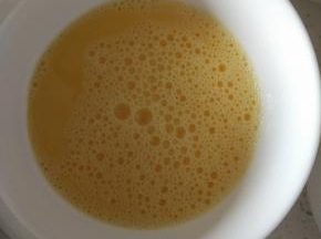 倒入适量的蛋液