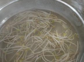 锅内放热水烧开，加入豆芽焯水两分钟