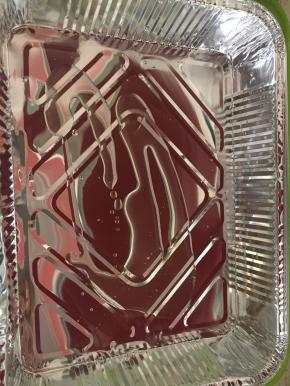 年糕，用水清洗干净，切片，也可以直接买片状年糕，在烤盘上涂上橄榄油