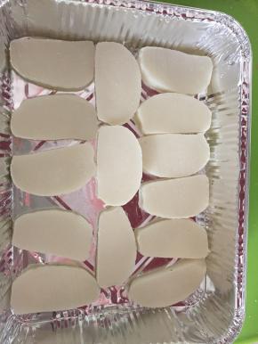 将年糕片铺在橄榄油上，铺满烤盘