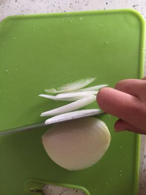 将洋葱洗干净，切成细丝