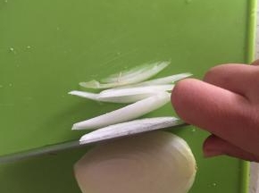 将洋葱洗干净，切成细丝
