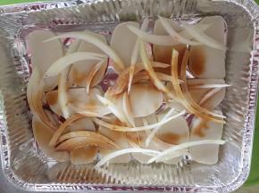 把洋葱放在年糕上，倒入鲜酱油