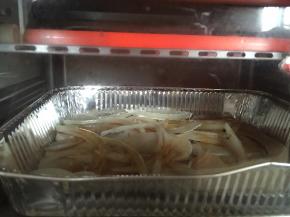 放入烤箱， 200度，烤5——8分钟左右，烤好后，拿出，撒上少许盐