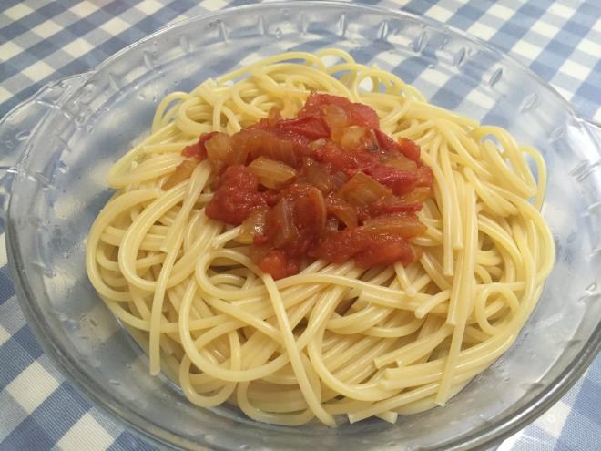 西红柿洋葱拌意面