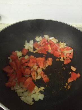 加入西红柿翻炒2-3分钟，至变软，加入少量水，让西红柿出汁，再依次加入少许醋、鲜酱油、料酒和少许盐，翻炒3-5分钟