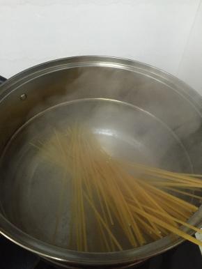 在煮锅中加水，加一勺盐，煮沸，放入面