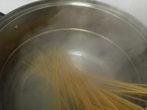 在煮锅中加水，加一勺盐，煮沸，放入面