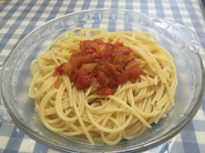 将准备好的西红柿酱浇在上面，拌匀即可食用