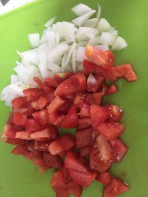 准备洋葱、西红柿，洗干净，切丁