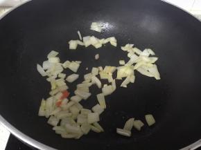 锅里倒入橄榄油，加热，放入洋葱爆香