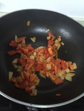 加入西红柿翻炒2-3分钟，至变软