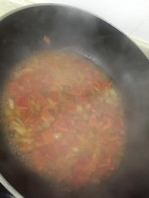 加入少量水，让西红柿出汁，再依次加入少许醋、鲜酱油、料酒和少许盐，翻炒3-5分钟