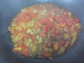 西红柿洋葱盛出备用