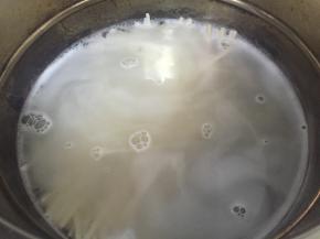 在煮锅中加水，加一勺盐，煮沸，放入挂面