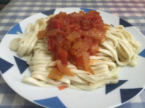 面煮大约6分钟，出锅备用，将准备好的西红柿洋葱酱浇在上面，拌匀即可食用