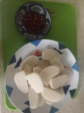年糕，用水清洗干净，切片，也可以直接买片状年糕
