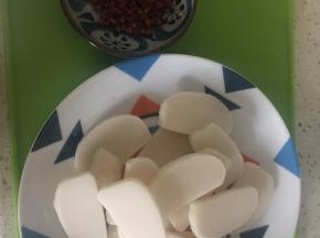年糕，用水清洗干净，切片，也可以直接买片状年糕