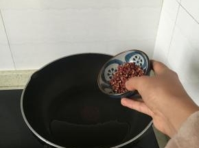 锅里加入橄榄油，烧热