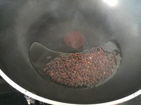 倒入花椒，翻炒以后捞出花椒
