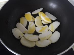 加入年糕，炸熟，一面金黄，翻炒另一面， 5分钟左右，待两面金黄以后出锅