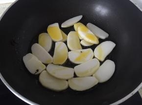 加入年糕，炸熟，一面金黄，翻炒另一面， 5分钟左右，待两面金黄以后出锅