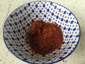 准备辣椒粉，在锅里加入橄榄油，加热至有烟，淋入辣椒粉中