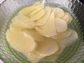 准备土豆两个，去皮，洗干净，将土豆切成片状，用清水洗干净表面淀粉