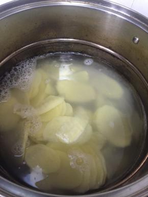 在锅内加入水，煮沸，放入土豆片，煮至熟脆
