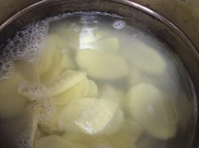 在锅内加入水，煮沸，放入土豆片，煮至熟脆
