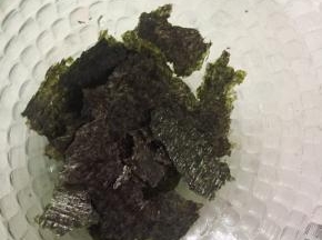 拿出海苔，撕碎放入碗底