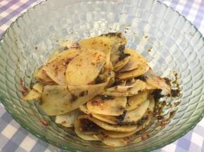 捞出煮好的土豆片，沥水，置于海苔上，依次加入刚刚做好的辣椒油、少许醋、鲜酱油和少许盐，再在土豆片上面加入海苔，拌匀即可食用