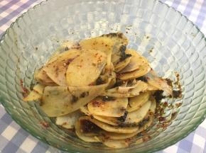 捞出煮好的土豆片，沥水，置于海苔上，依次加入刚刚做好的辣椒油、少许醋、鲜酱油和少许盐，再在土豆片上面加入海苔，拌匀即可食用