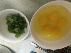准备鸡蛋，打散加入少量的盐和料酒，准备芹菜叶洗干净
